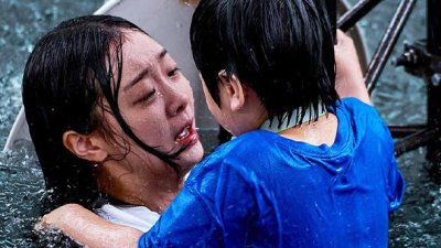 年度压轴灾难大片《巨洪》先导预告震撼发布！金多美、朴海秀深入极限环境